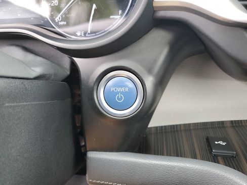 Used 2022 Toyota Sienna Limited image 34