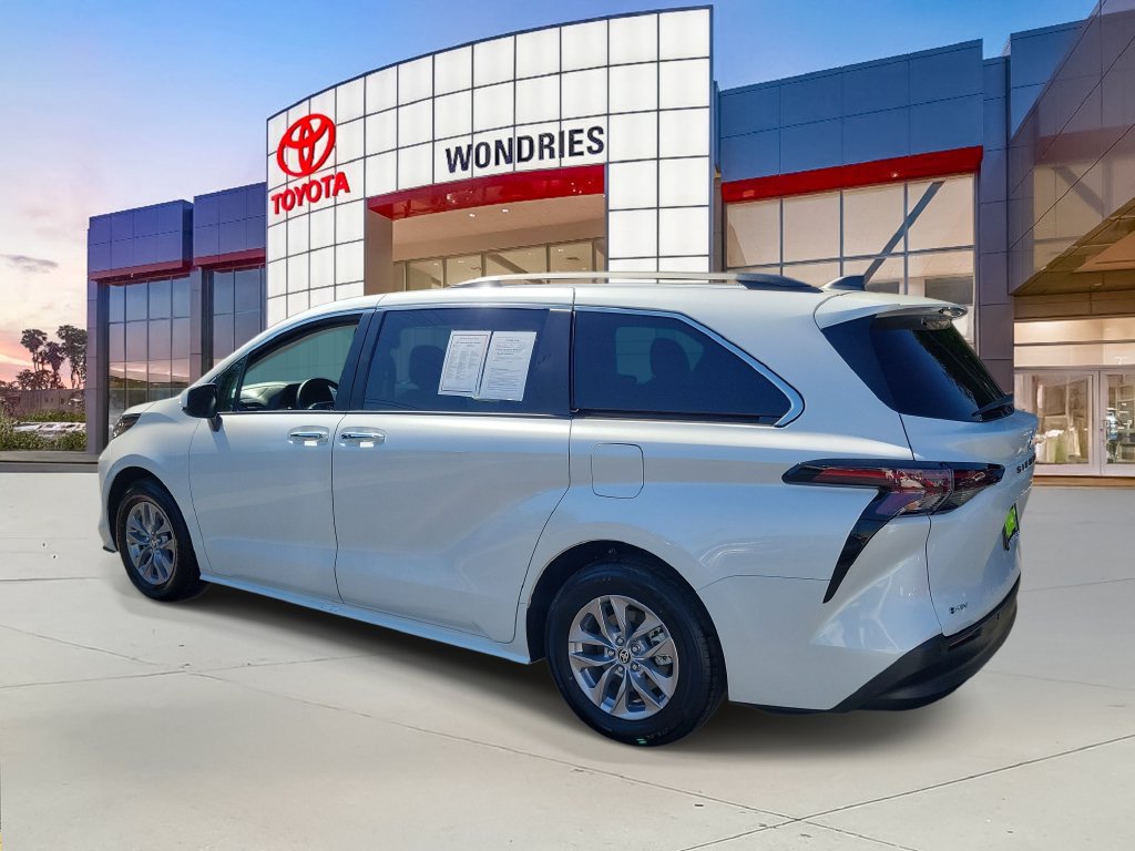 Used 2026 Toyota Sienna XLE FWD image 5