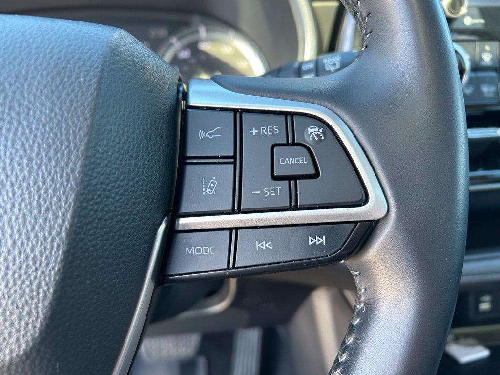 Used 2022 Toyota Highlander XLE FWD image 16