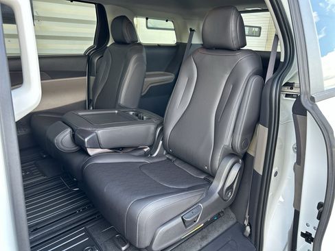 New 2026 Kia Carnival EX FWD image 11