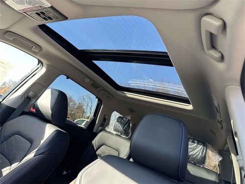 New 2025 Nissan Pathfinder Platinum image 17