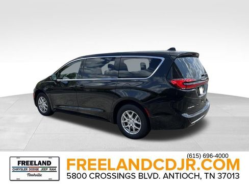 New 2026 Chrysler Pacifica Select image 4