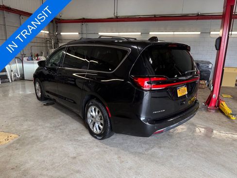 Used 2023 Chrysler Pacifica Touring-L AWD/4WD image 3