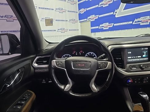 Used 2017 GMC Acadia SLE image 2
