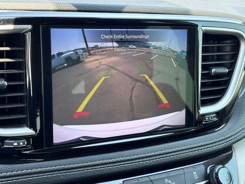 Used 2024 Chrysler Pacifica Limited FWD image 27