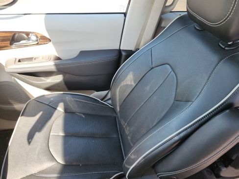Used 2023 Chrysler Pacifica Limited w/ Uconnect Theater Family Group FWD image 14