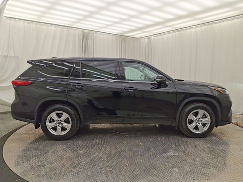 Certified 2022 Toyota Highlander L image 25