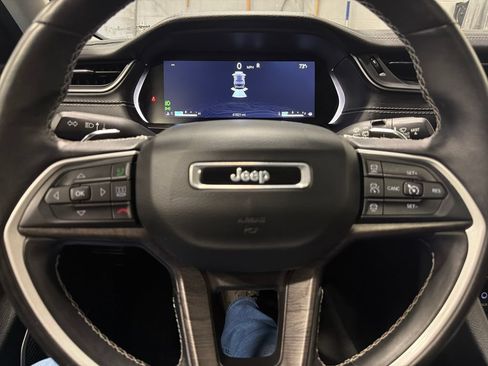 Used 2022 Jeep Grand Cherokee Limited w/ Luxury Tech Group II AWD/4WD image 13
