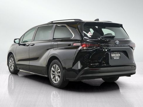 Used 2025 Toyota Sienna XLE w/ XLE Plus Package AWD/4WD image 3
