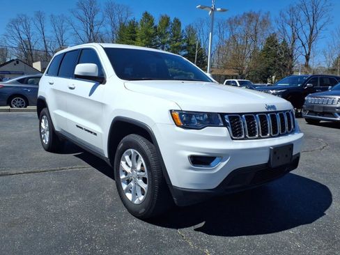 Used 2021 Jeep Grand Cherokee Laredo image 3