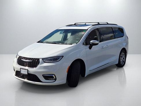 Used 2023 Chrysler Pacifica Touring-L image 8