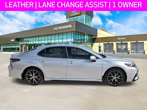 Used 2024 Toyota Camry SE image 4