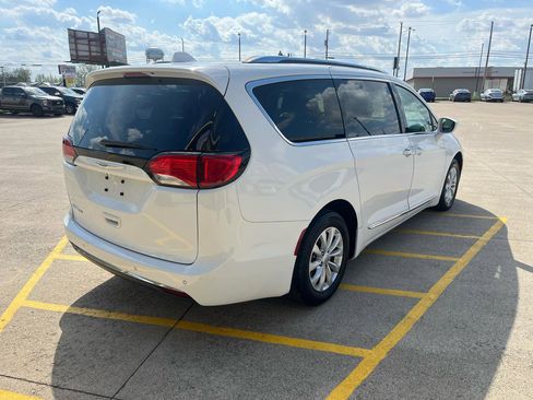 Used 2018 Chrysler Pacifica Touring-L Plus FWD image 5