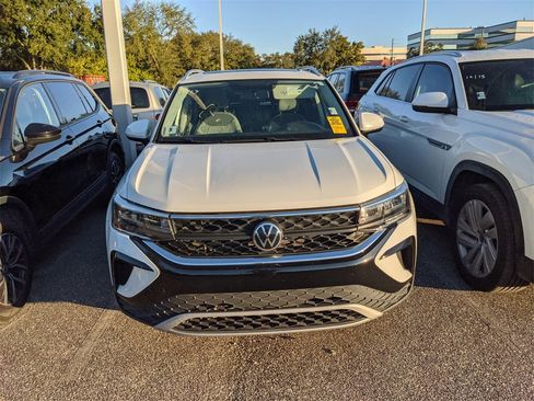 Used 2022 Volkswagen Taos SE w/ Panoramic Sunroof Package image 4