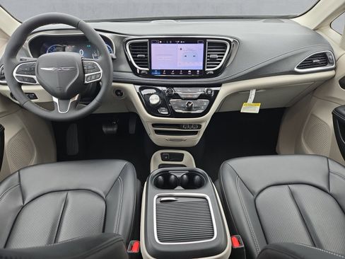 Used 2023 Chrysler Pacifica Touring-L FWD image 9