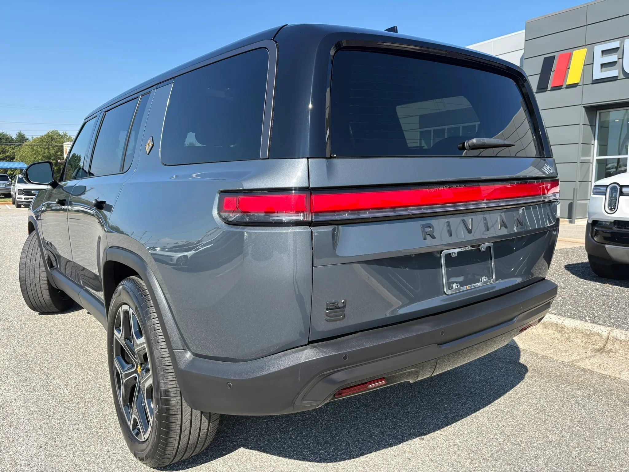 Used 2025 Rivian R1S Adventure Dual AWD/4WD image 3
