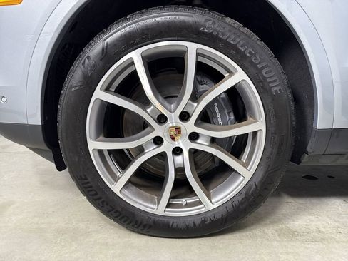 Certified 2025 Porsche Cayenne AWD/4WD image 13