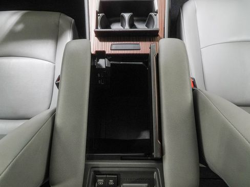 Used 2022 Toyota Sienna XLE AWD/4WD image 36