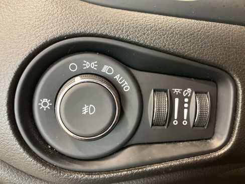 Used 2022 Jeep Renegade Altitude w/ Convenience Group image 12