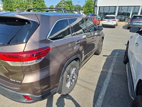 Used 2018 Toyota Highlander XLE AWD/4WD image 3