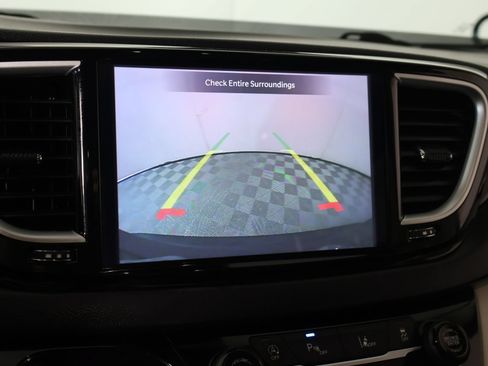 Used 2022 Chrysler Pacifica Touring-L FWD image 6