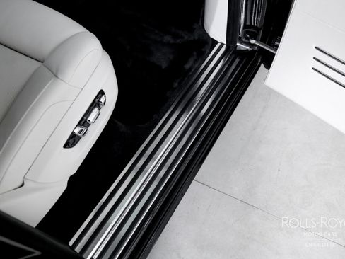 Certified 2025 Rolls-Royce Phantom Sedan image 37