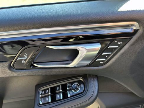 Certified 2024 Porsche Macan image 23