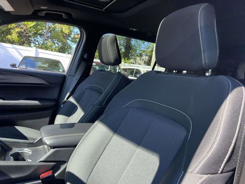 Used 2025 Jeep Grand Cherokee L Laredo image 14