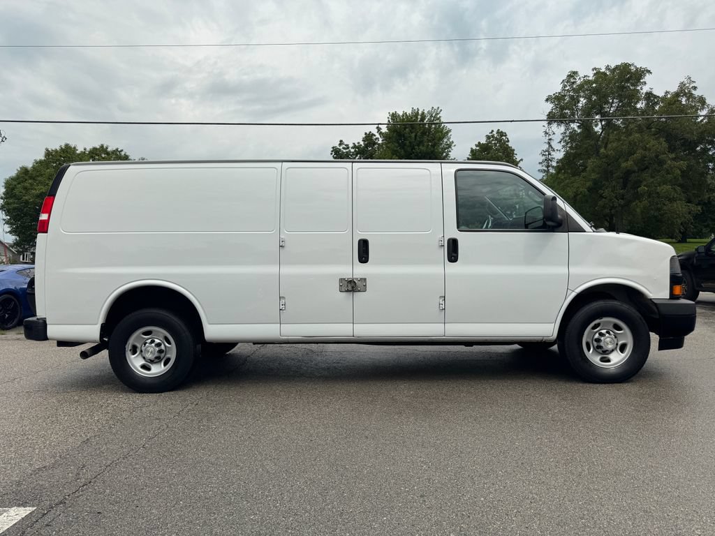 Used 2022 Chevrolet Express 3500 Extended w/ Driver Convenience Package RWD image 4