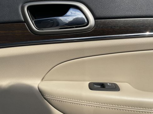 Used 2014 Jeep Grand Cherokee Limited image 18