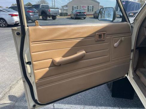 Used 1987 Toyota Pickup 4x4 Regular Cab image 12