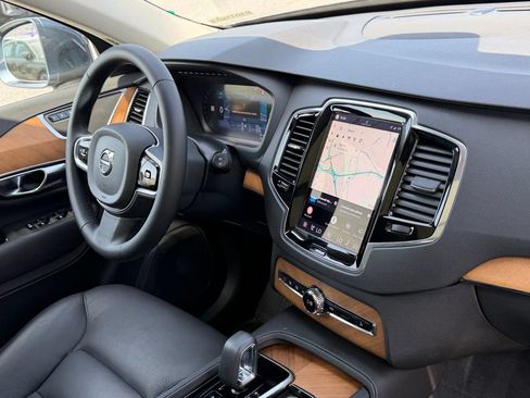 Certified 2025 Volvo XC90 T8 Plus AWD/4WD image 13