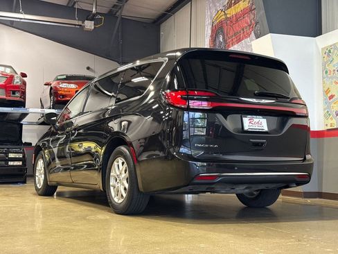 Used 2023 Chrysler Pacifica Touring-L FWD image 7