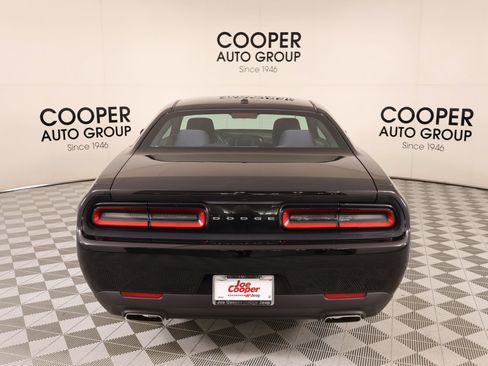 Used 2016 Dodge Challenger SXT RWD image 18