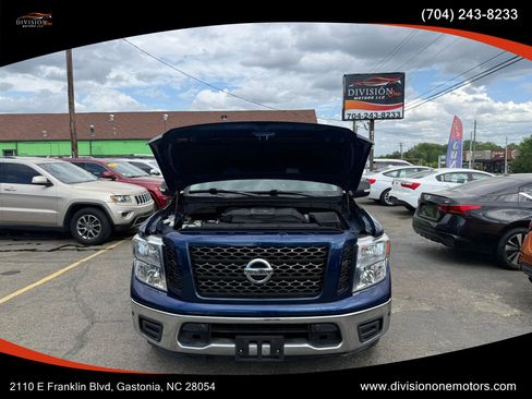 Used 2019 Nissan Titan SV w/ SV Convenience Package image 10