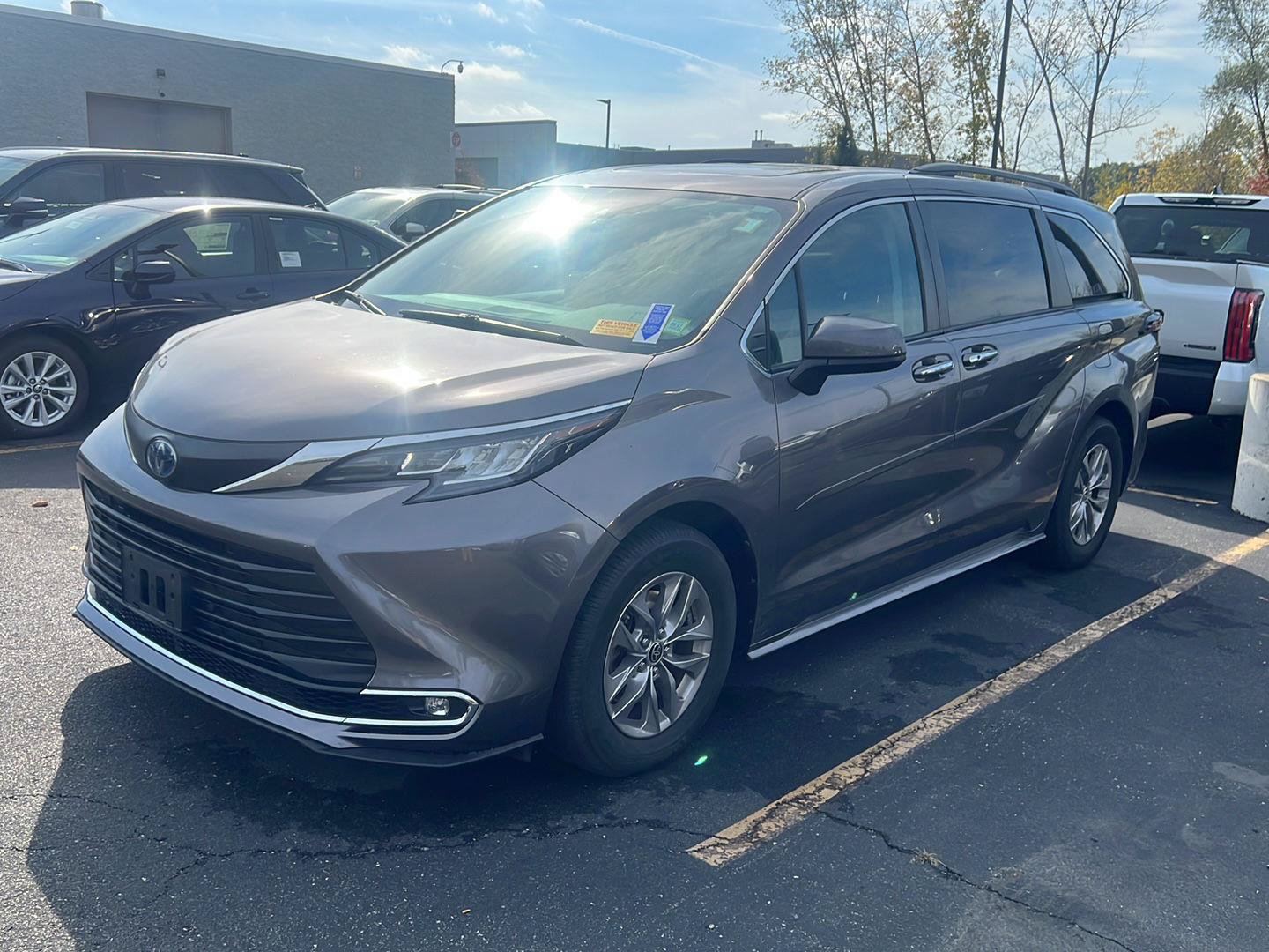 Used 2022 Toyota Sienna XLE AWD/4WD image 2