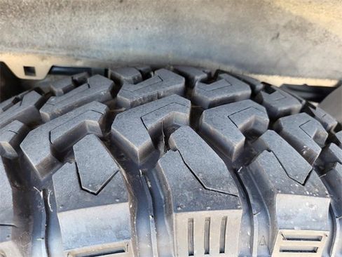 Used 2001 Chevrolet Tahoe LT w/ LT Preferred Equipment Group image 29