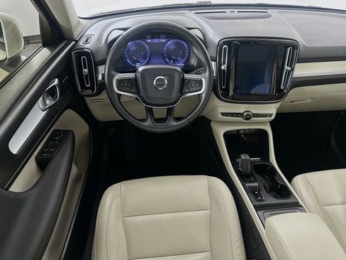 Used 2020 Volvo XC40 T5 Momentum image 4