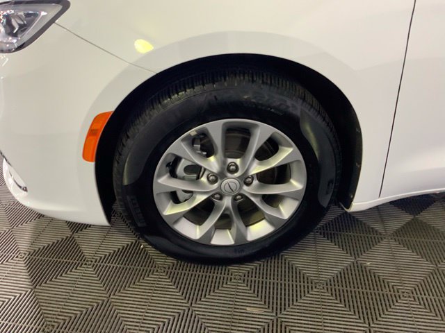 Used 2026 Chrysler Pacifica Limited FWD image 10