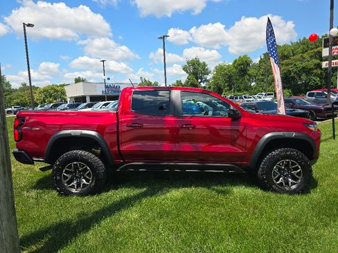 Used 2025 Chevrolet Colorado ZR2 w/ Technology Package AWD/4WD image 2
