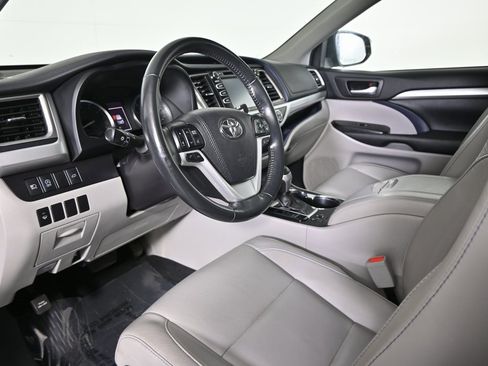 Used 2018 Toyota Highlander XLE image 24
