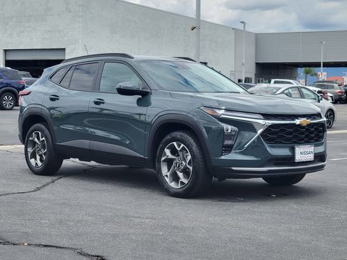 Used 2025 Chevrolet Trax LT FWD image 35