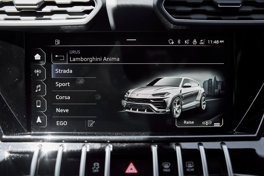 Used 2022 Lamborghini Urus AWD/4WD image 75