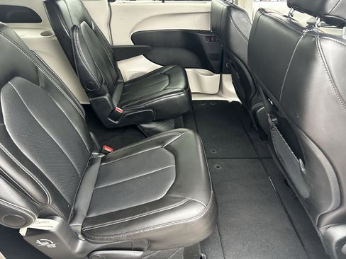 Certified 2024 Chrysler Pacifica Touring-L image 12
