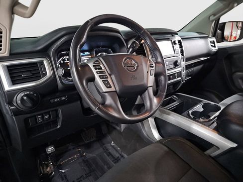 Used 2019 Nissan Titan SV w/ SV Convenience Package image 9