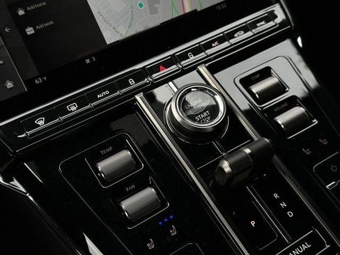 Used 2025 Aston Martin V8 Vantage Coupe image 23