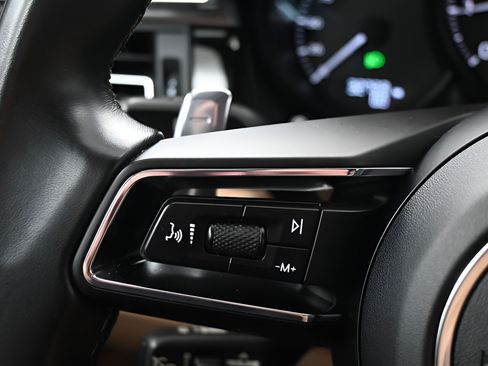 Certified 2023 Porsche Macan AWD/4WD image 22