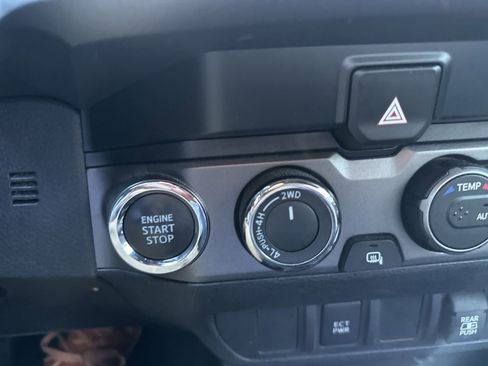 Used 2022 Toyota Tacoma TRD Sport image 14