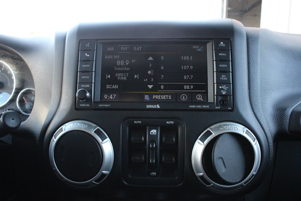 Used 2017 Jeep Wrangler Unlimited Sahara w/ Connectivity Group AWD/4WD image 12