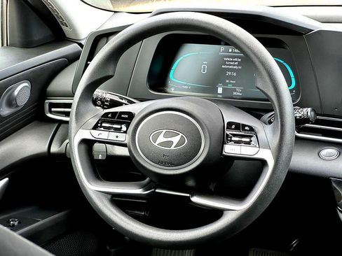 Used 2025 Hyundai Elantra Blue image 32